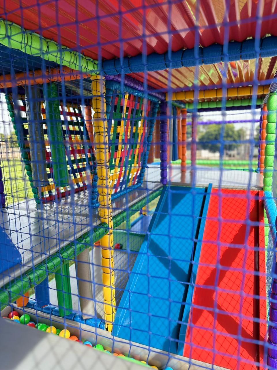 Interior da Carreta Playground Land Toys com redes de proteção azuis e dois pavimentos